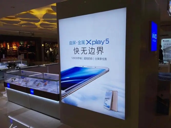 成都广告公司拉布灯箱的亮度与哪些方面有关？